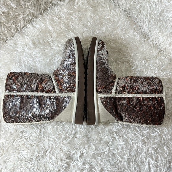 UGG Classic Short Sparkle Sequin Boots Gold Silver Reversible Size 7 - Picture 3 of 8